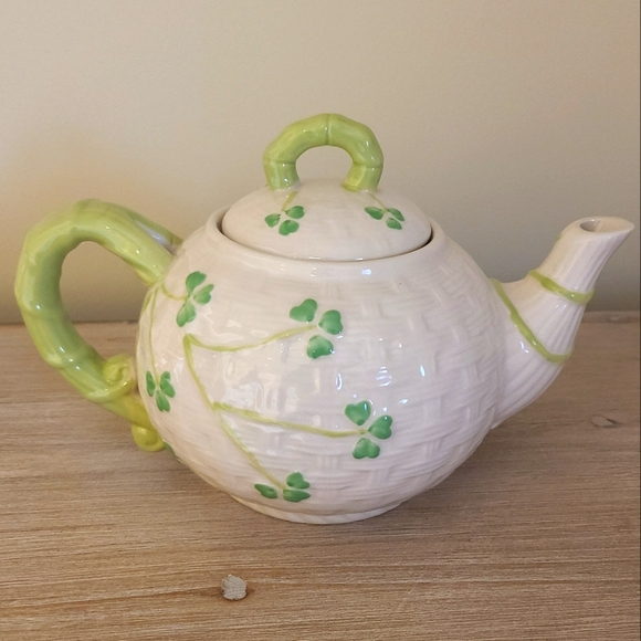 🍀Celtic Classics Stoneware Shamrock Clover with Basket Weave Design Teapot - Picture 2 of 14
